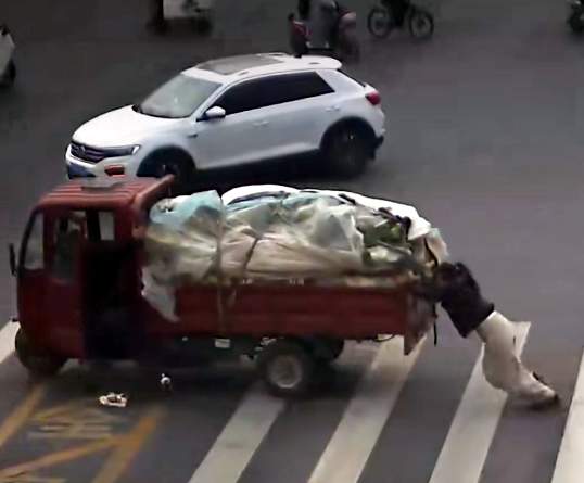 山东聊城“推车姐”，火了！央媒、网友纷纷点赞，当事人回应