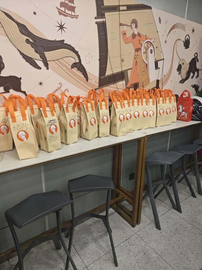 阿里千问“免单奶茶”再引热潮，济南多家奶茶店订单量激增，骑手：取货要等100多单；多家下单平台均处“排队制作中”