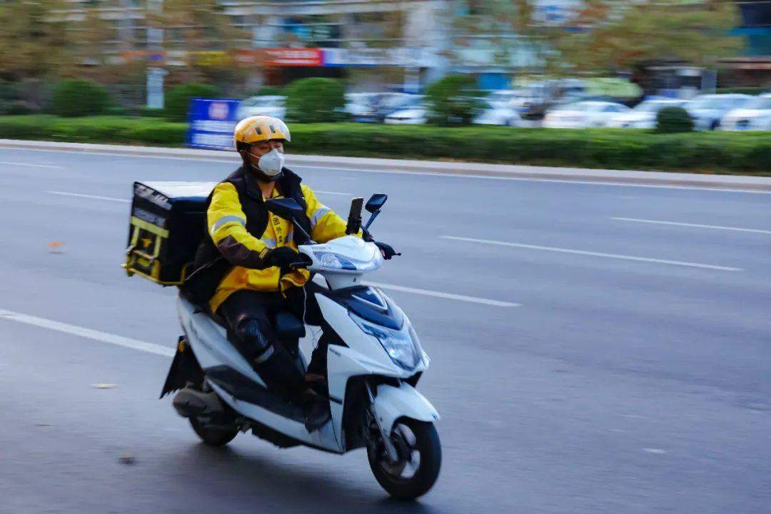 青岛一外卖小哥月入1万5！睁眼就开始跑，一天干13个小时