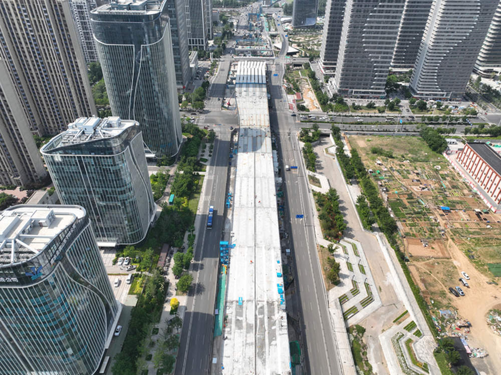 项目强省会｜济南凤凰黄河大桥南延工程首跨跨路钢箱梁顺利架设