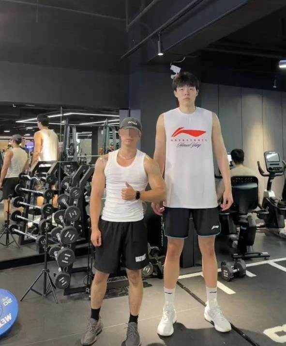 佛山市民在健身房偶遇杨瀚森，店方：他花35元消费一个多小时，主要练习卧推和龙门架