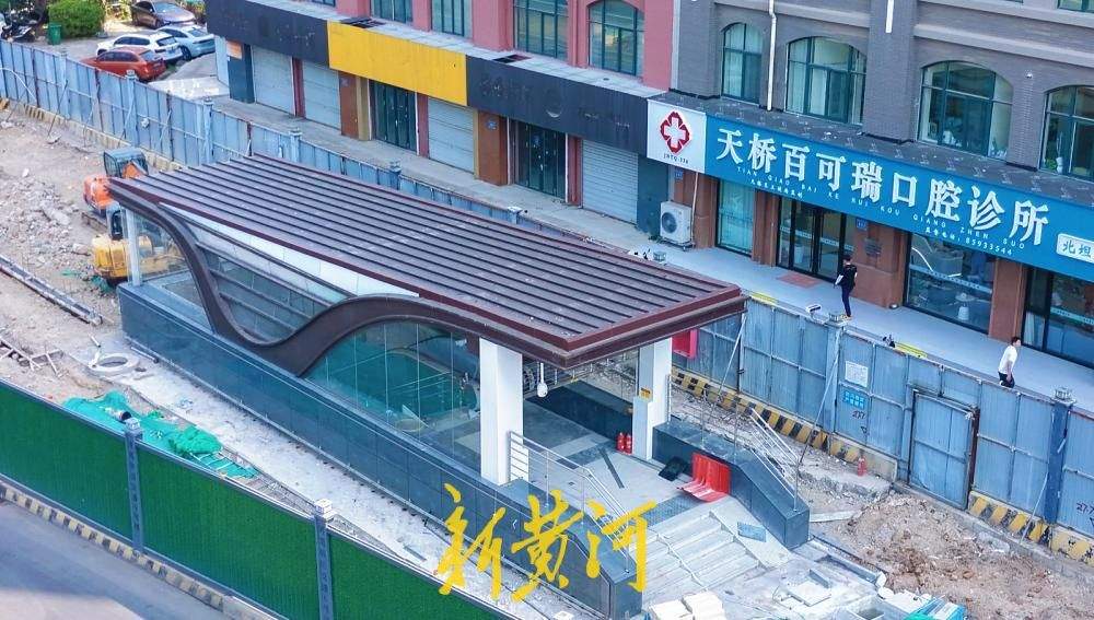 济南地铁6号线济安街站初具规模 三个出入口遮雨棚安装到位