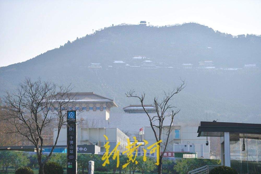 济南地铁4号线千佛山站出入口:可遥望群山美景