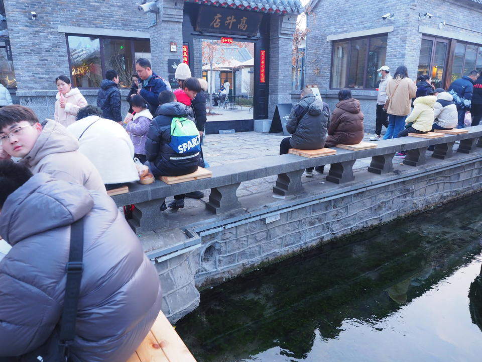 济南明府城泉河边，石栏新设木坐凳让游客听泉