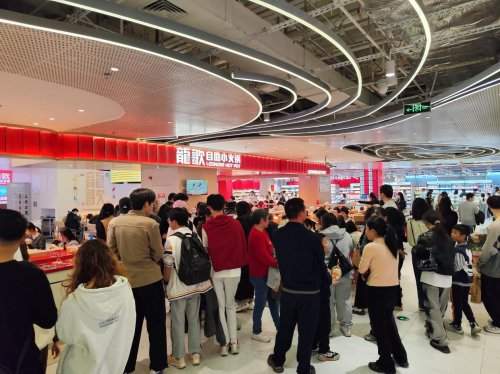 “火锅+比萨”破壁融合，年轻人组团打卡龍歌比格联名比萨