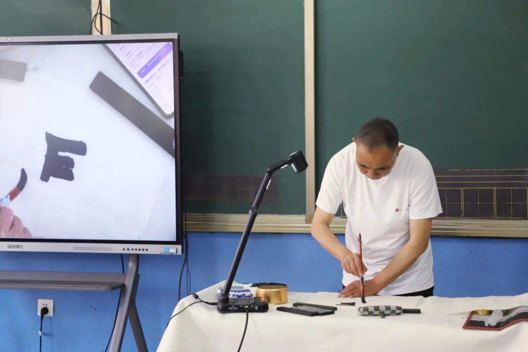 翰墨润童心 墨香伴成长——长清湖实验学校魏碑楷书名家课堂圆满举行