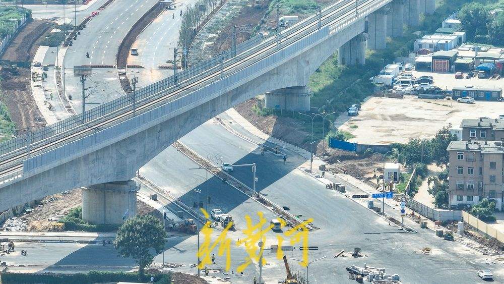 奥体西路北延全线沥青铺设到位