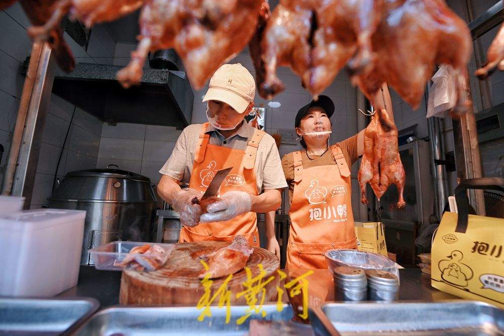 白条鸭与红告示：一位烤鸭店主父亲意外走红后