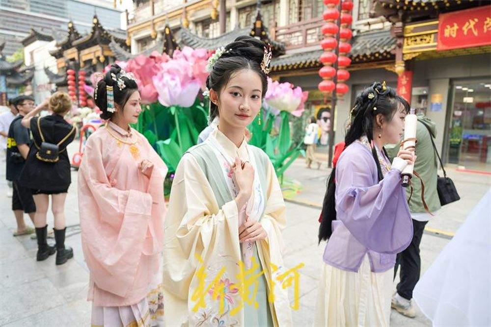 《红楼梦》十二钗游大观园 展示汉服文化魅力