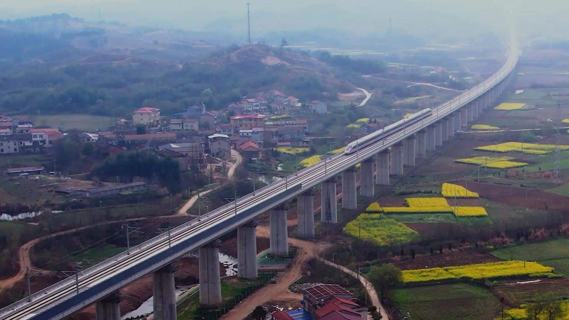 龙龙汕汕黄黄荆荆全国最可爱的高铁在这里