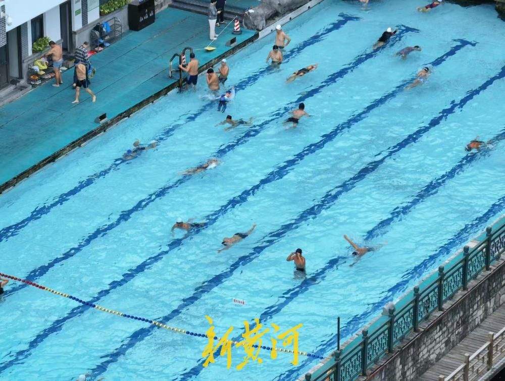 秋风微凉，济南泉水浴场依旧热闹非凡