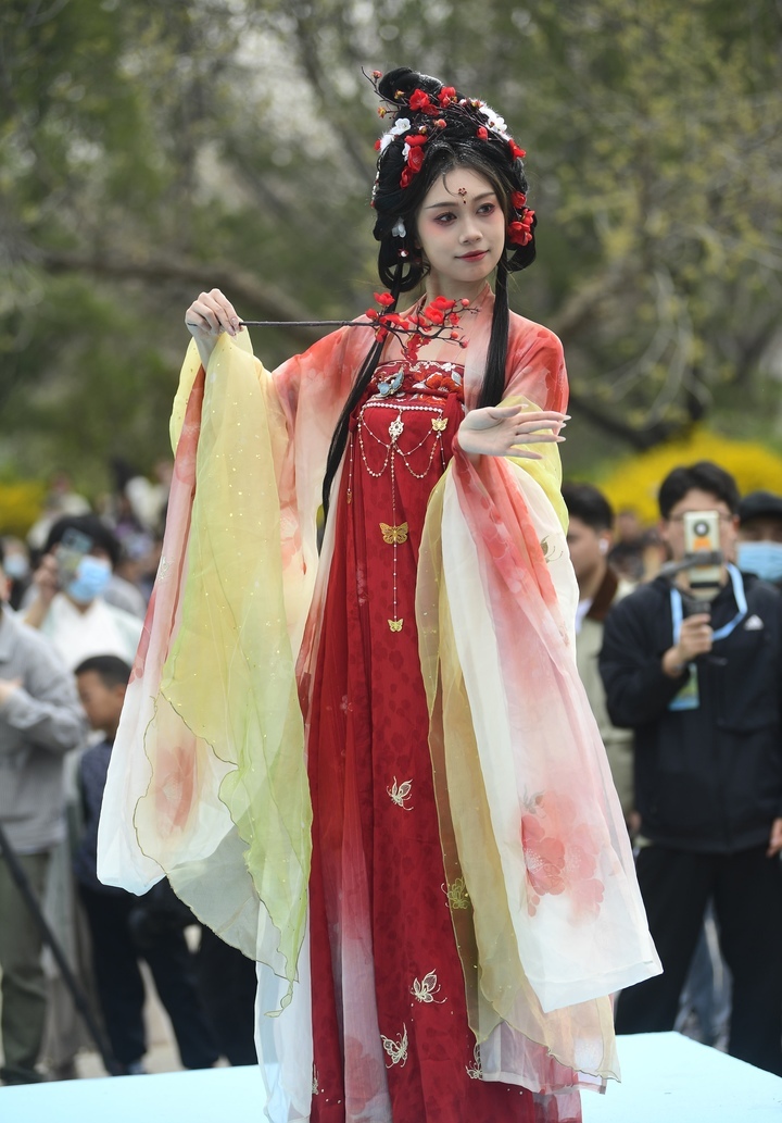 泉在济南过五一千年泉城邂逅汉服花朝十二花神亮相大明湖畔探春寻芳