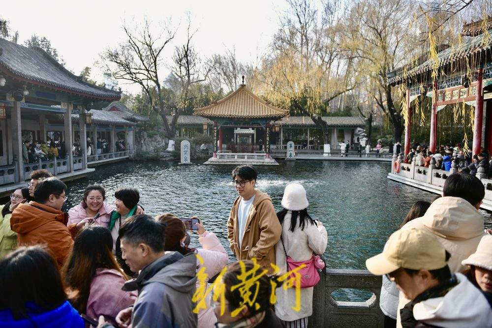 暖阳映照济南泉水欢腾 趵突泉畔迎冬日“小阳春”