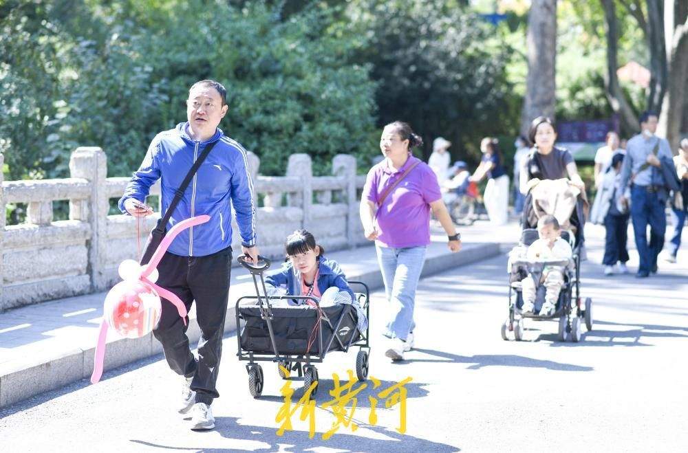济南动物园成“遛娃胜地”，全家出游乐享亲子时光