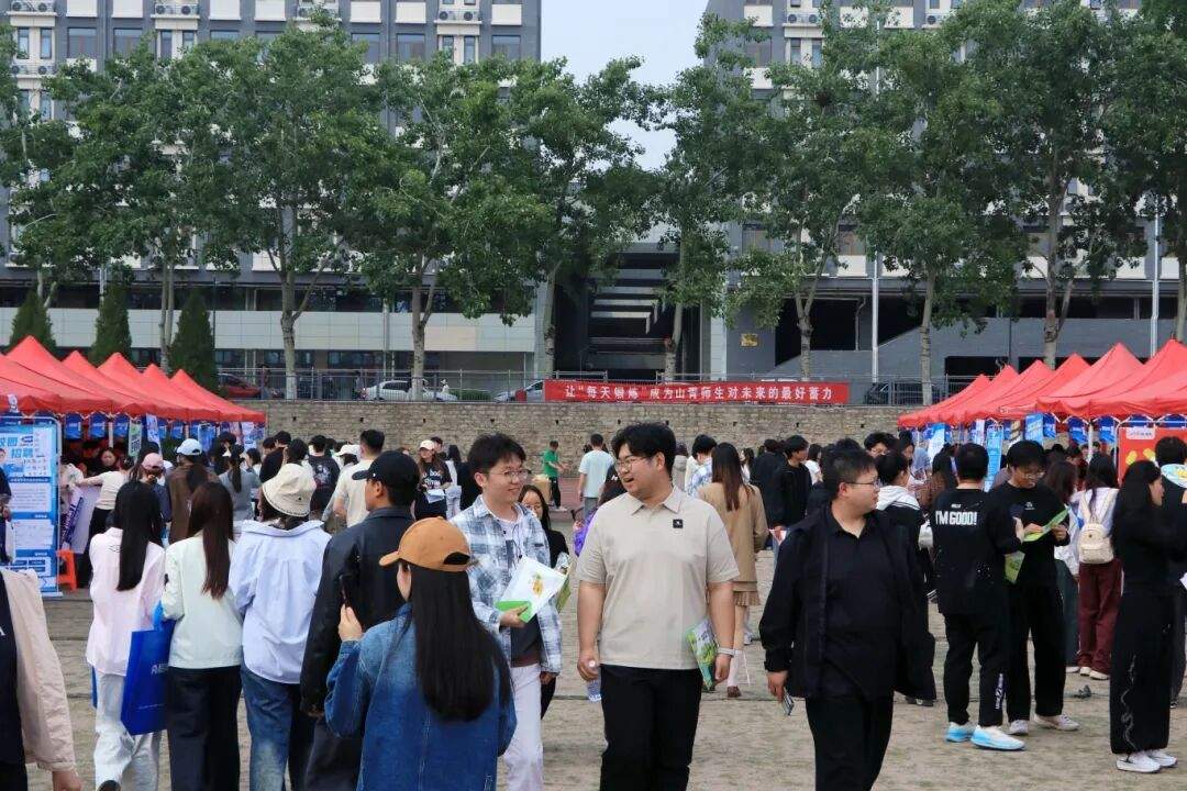 数智赋能毕业生就业！岗位需求人数近1.3万，山东青年政治学院这场双选会跑出就业“加速度”