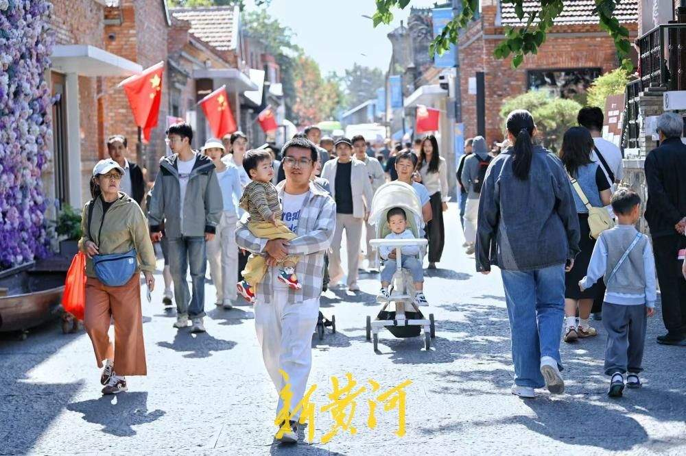 济南百年上新街游人如织，国庆假期成亲子游好去处