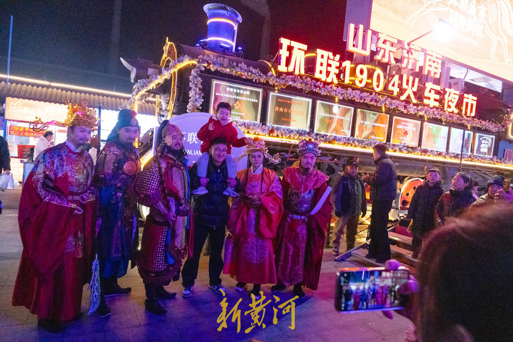 “财神”夜游送福 烟火环联喜开年