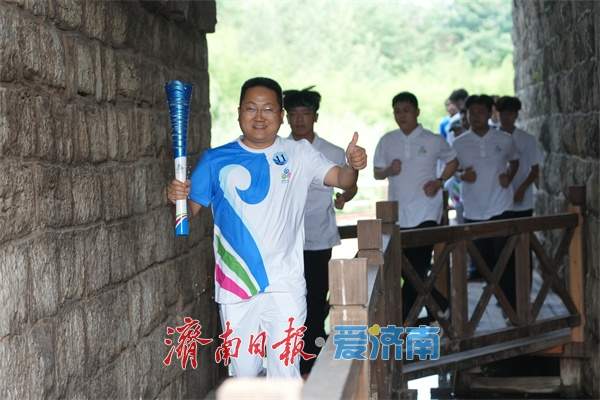 浪溪河畔引“泉炬” 2025济南国际泉水节“泉炬”传递走进平阴洪范泉群