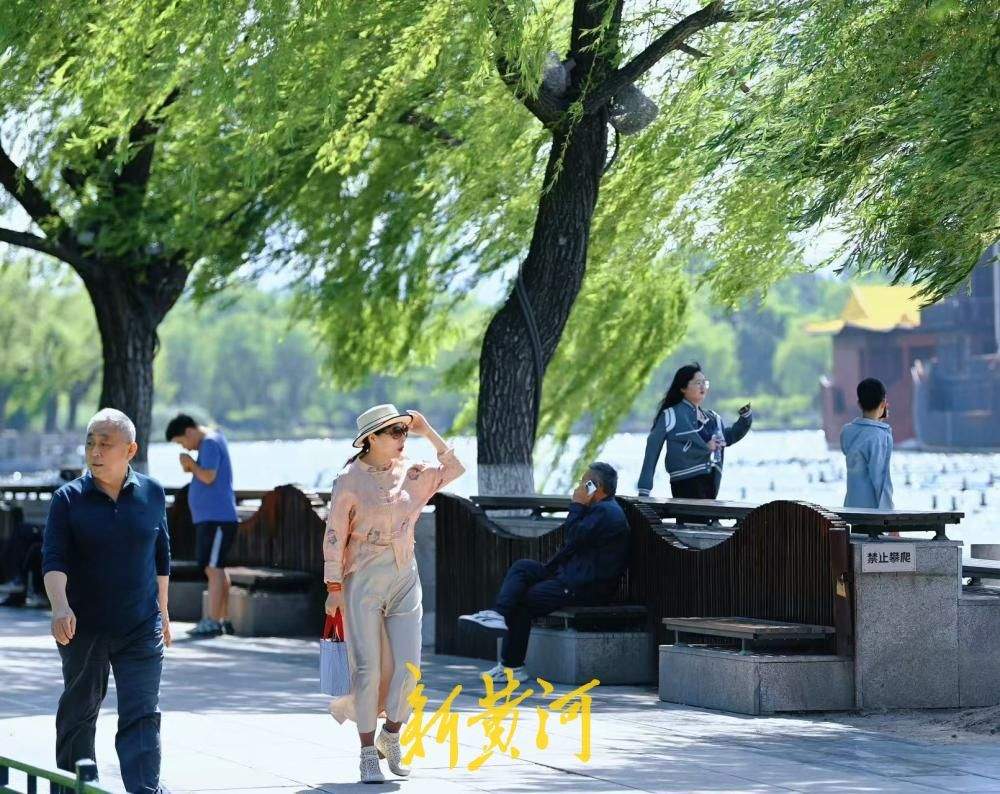 泉城迎大风天气，大明湖畔游人迎风赏湖享别样风光