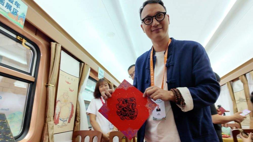 新华视点｜多元交流共筑丝路情！首趟中国－中亚国际人文旅游专列运行记