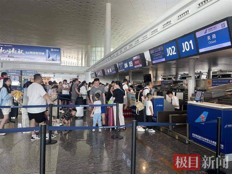 国内航班往返票价均不高，国际航班涨幅明显，国庆机票价格呈两极分化