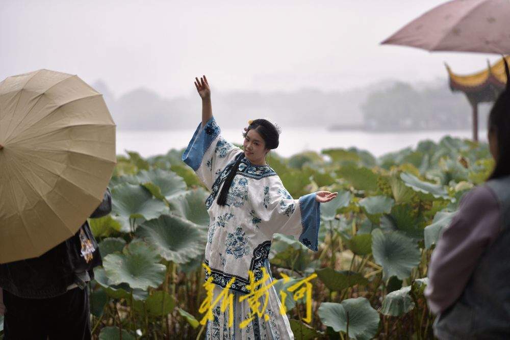 绵绵细雨中 大明湖如烟雨江南