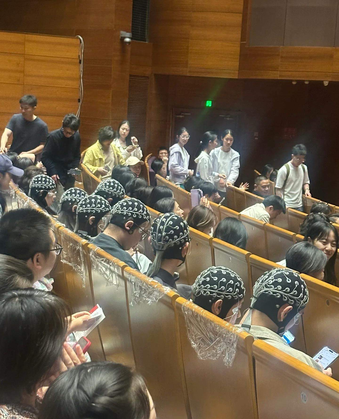 网友清华偶遇“头套”观众 他们在做一个特殊实验