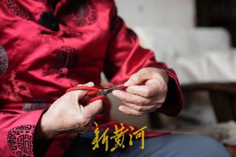 一年剪出260种生肖蛇剪纸！等12生肖剪齐了，他要办一个巡展