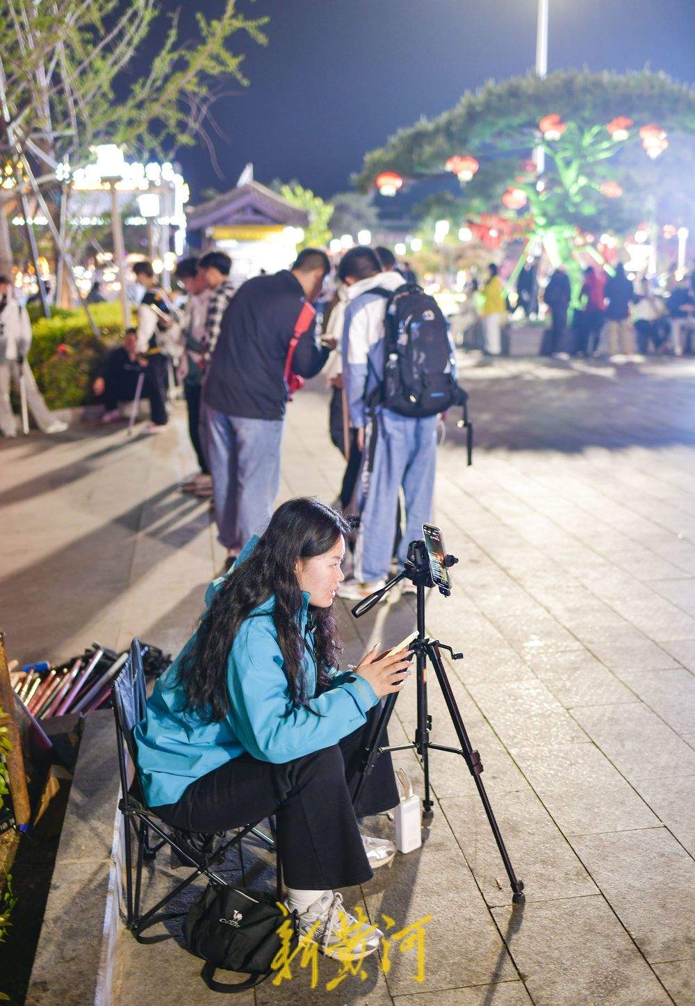 夜晚景区门口热闹非凡 视频直播推广假期特色旅游