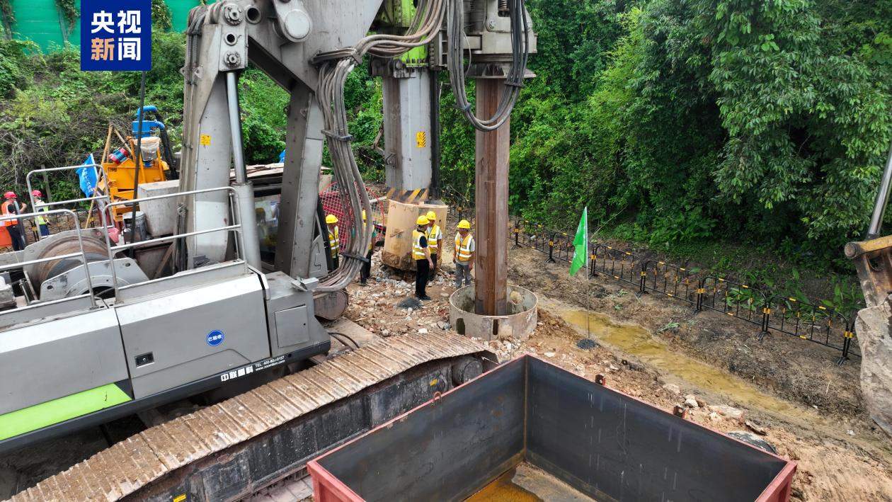 合湛高铁呼北高速公路特大桥开工建设