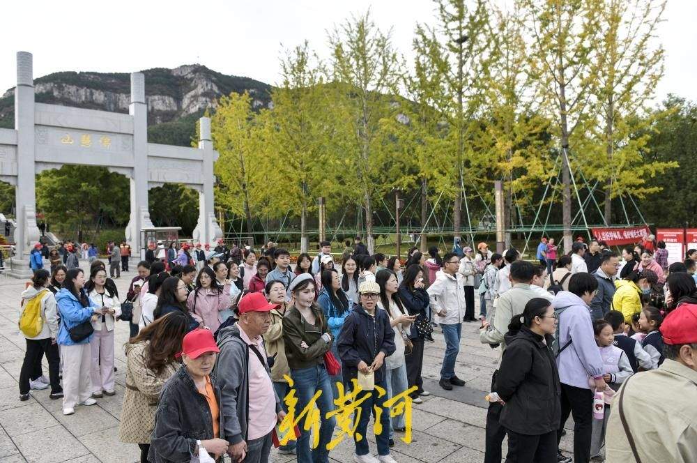 济南佛慧山重阳节迎登山客流高峰，市民登高赏秋享佳节
