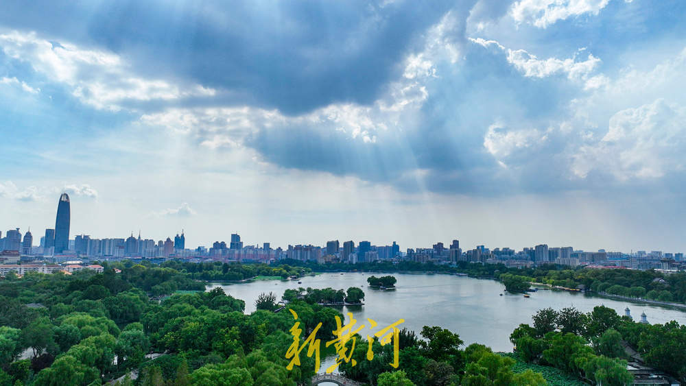 高温与蓝天白云相伴 泉城天空现“丁达尔”效应