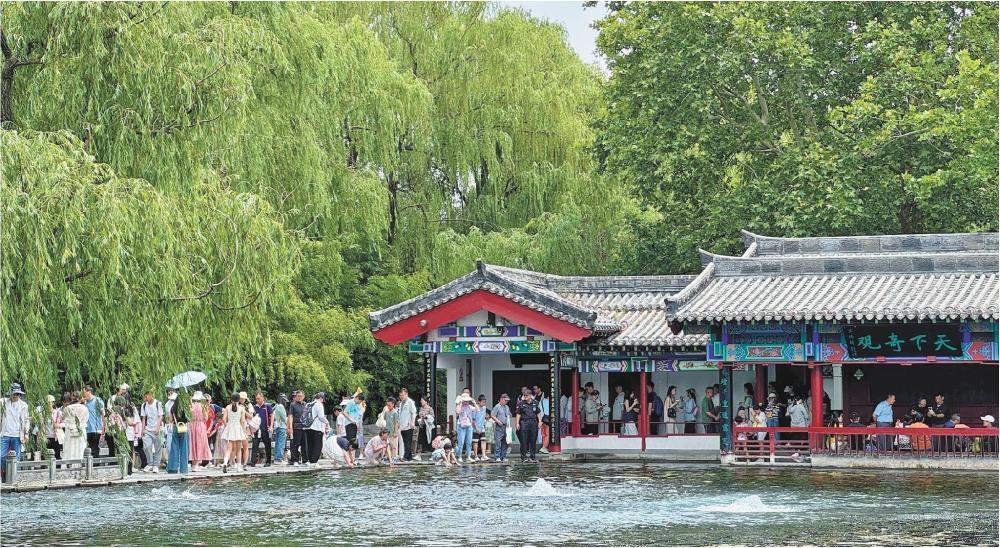 2025年山东游客接待量突破10亿人次、旅游收入达1.2万亿元，入境游客及收入同比均增长超46%