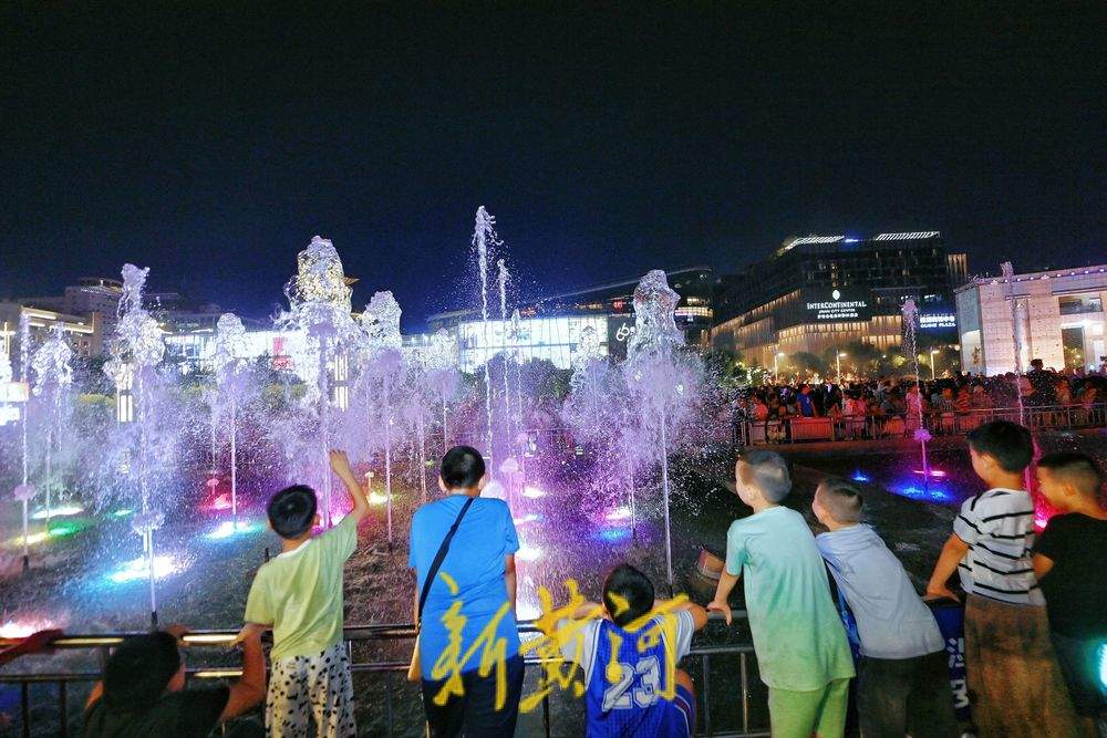 出伏后高温不退场，泉城广场音乐喷泉送清凉