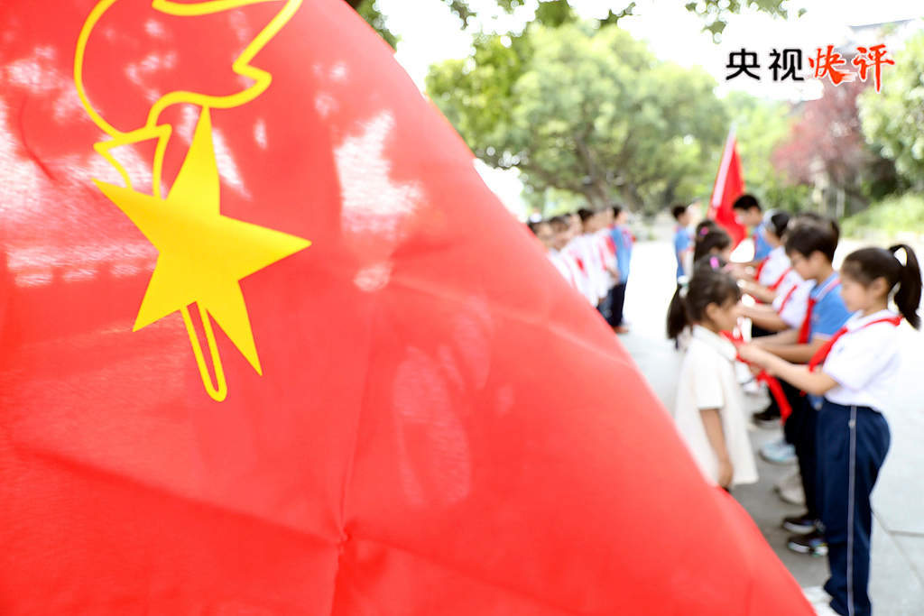 【央视快评】坚持把未成年人思想道德建设作为战略性基础性工作来抓