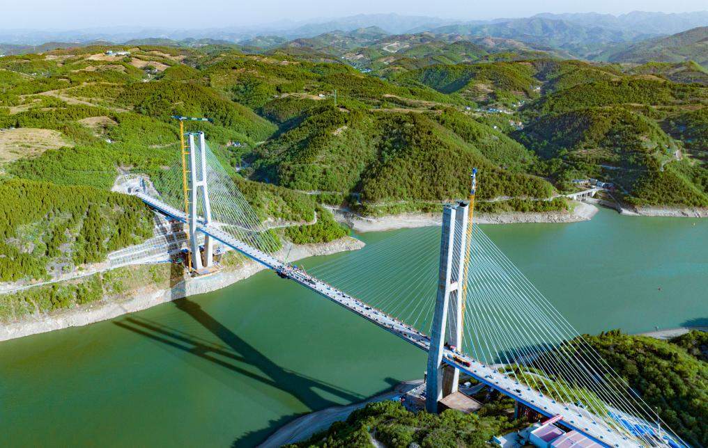 国内最大跨度梁桁组合结构斜拉桥顺利合龙