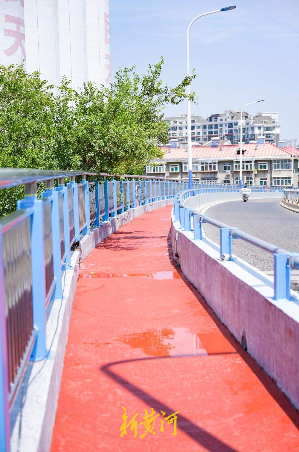 济南纬六路高架桥大修 人行道防滑层铺装与护栏修缮同步实施