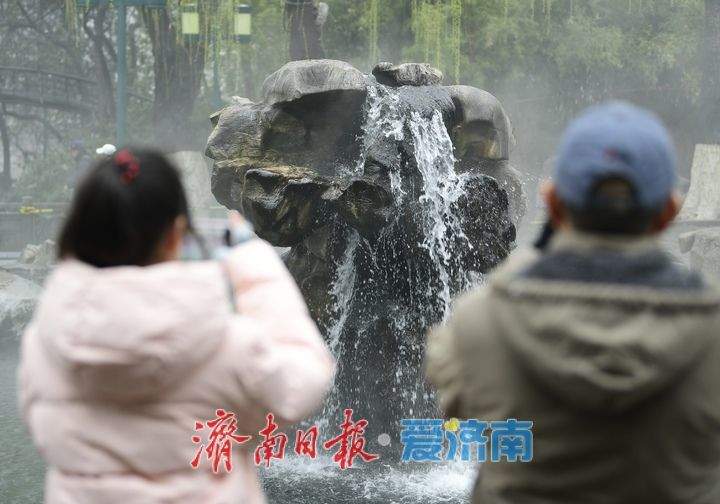 持续喷涌近200天，济南月牙泉生机勃勃迎元宵佳节