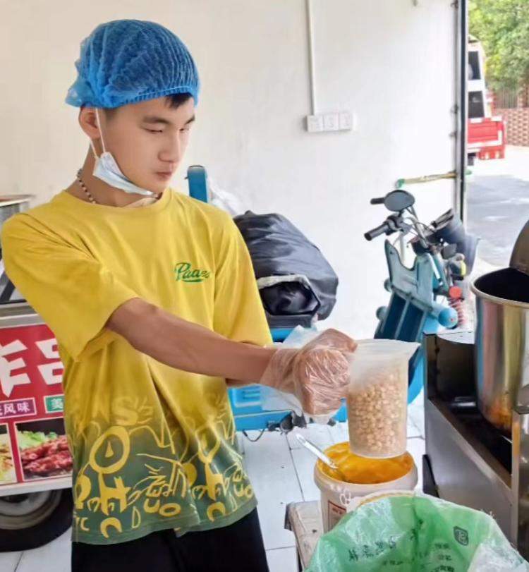 脑瘫少年卖爆米花自食其力 小摊位背后藏着母亲的爱