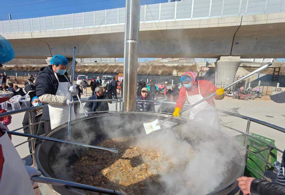 济南西关摆千人大锅宴，村民们也要吃分红的“大锅菜”