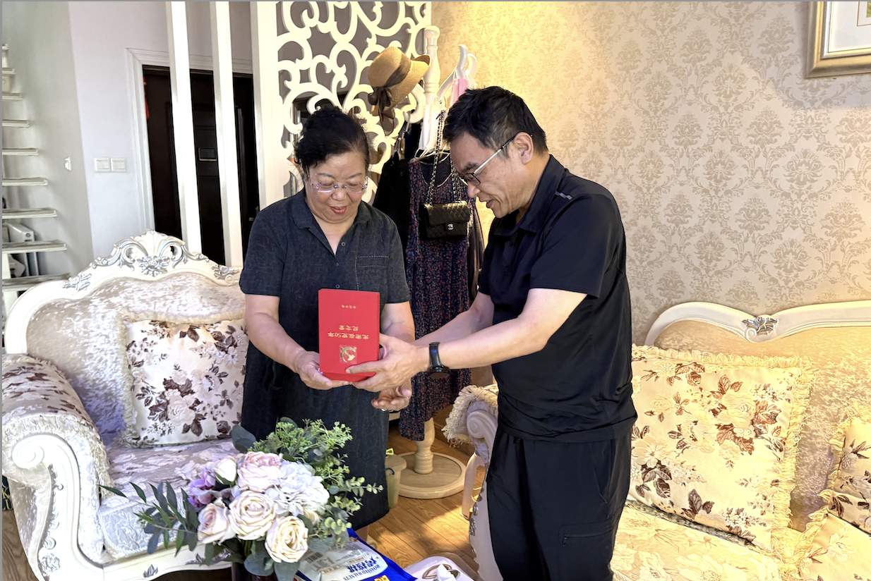 初心永驻 信仰领航｜王智为老党员颁发“光荣在党50年”纪念章