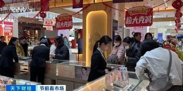 太火爆!“打飞的”来买金!有人一次买二十件!年轻人最爱这类金饰