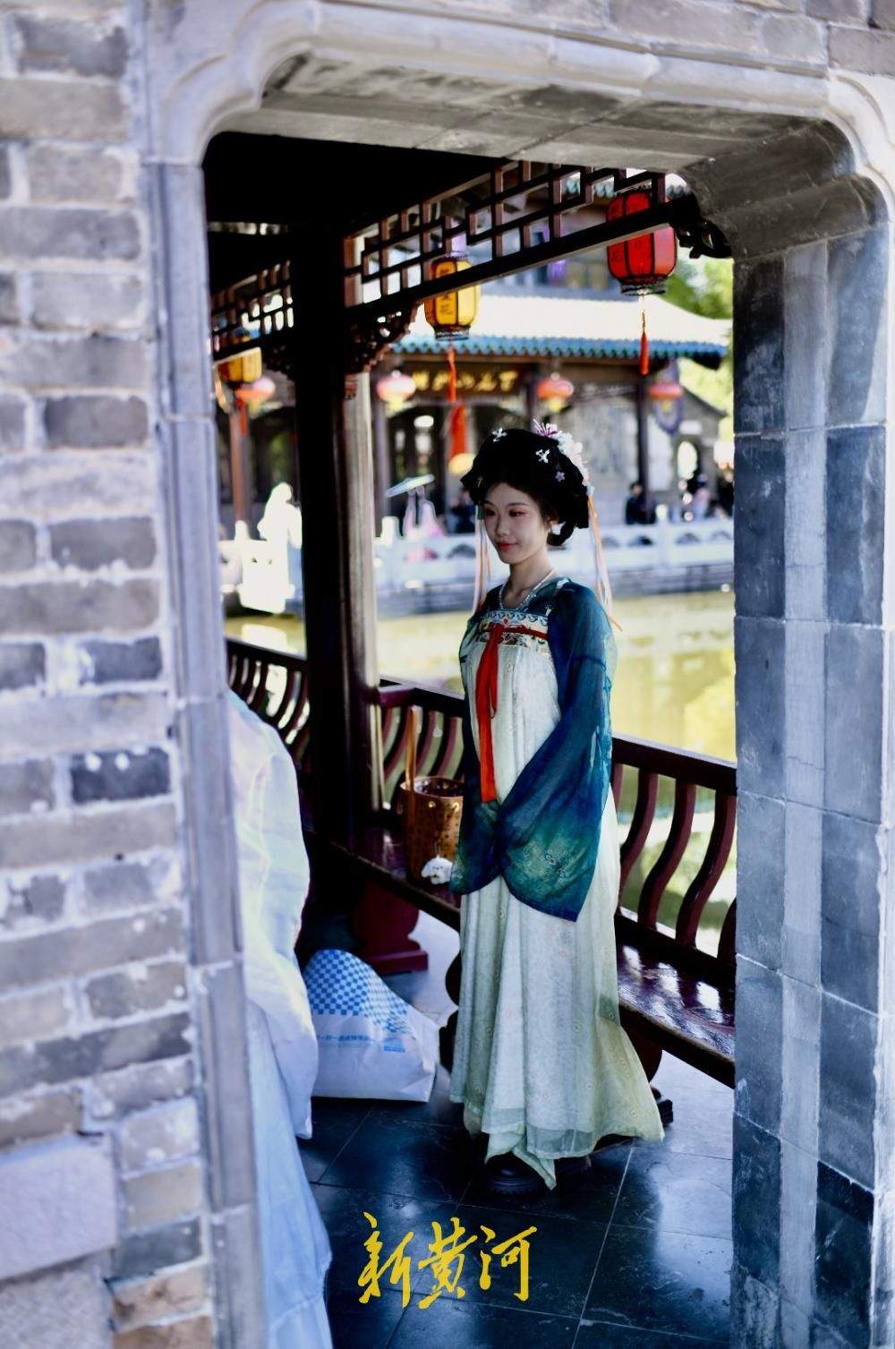 市民游客在济南明府城沉浸式打卡，汉服妆造与泉水老街巷成最美背景
