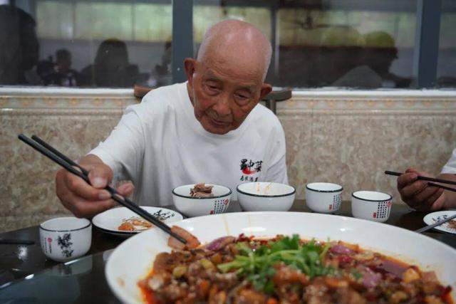 101岁爷爷给55岁孙子雨中送伞 网友：50多岁的孙儿还有爷爷疼，好幸福