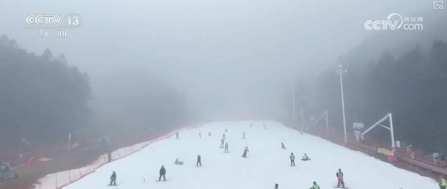 “冷”冰雪热力四射 南方冰雪旅游从基础体验向专业运动升级