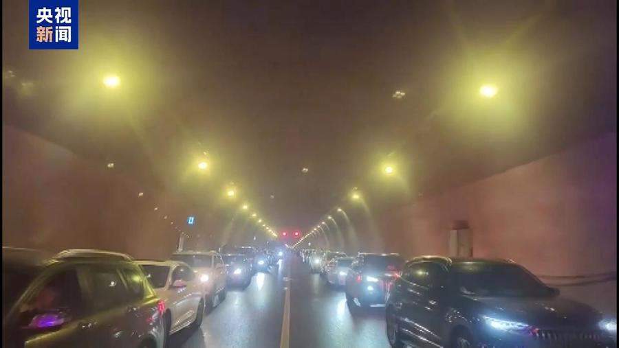 1.7公斤病重女婴急救途中遇堵车,司机齐刷刷45°角转向让出生命通道