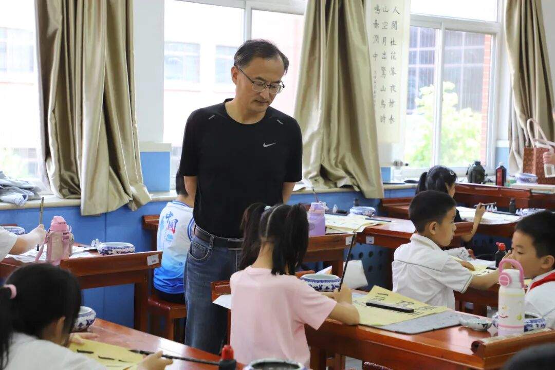 翰墨润童心 墨香伴成长——长清湖实验学校魏碑楷书名家课堂圆满举行