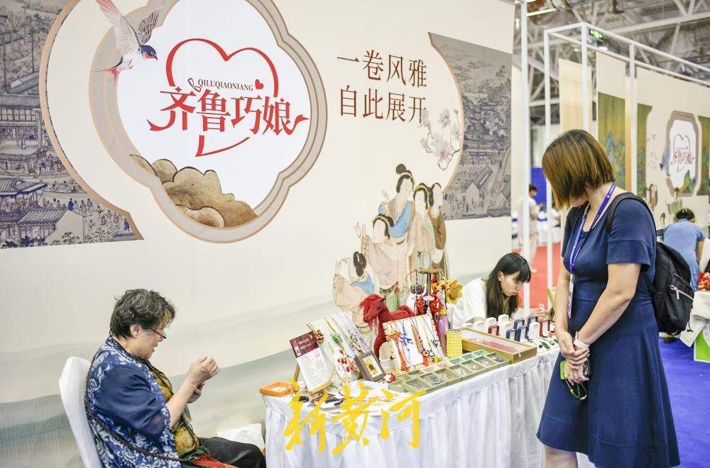 从老字号美食到高校工业设计 烟火济南市集为数博会添“文化味”
