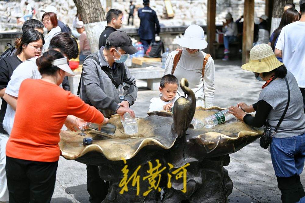 “初夏感”满满，市民护城河畔漫步享清凉