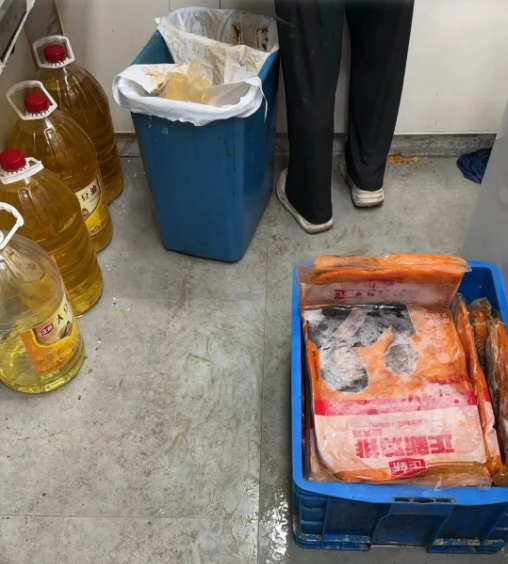 正新鸡排被曝20多天不换油，门店否认 当地市监局调查